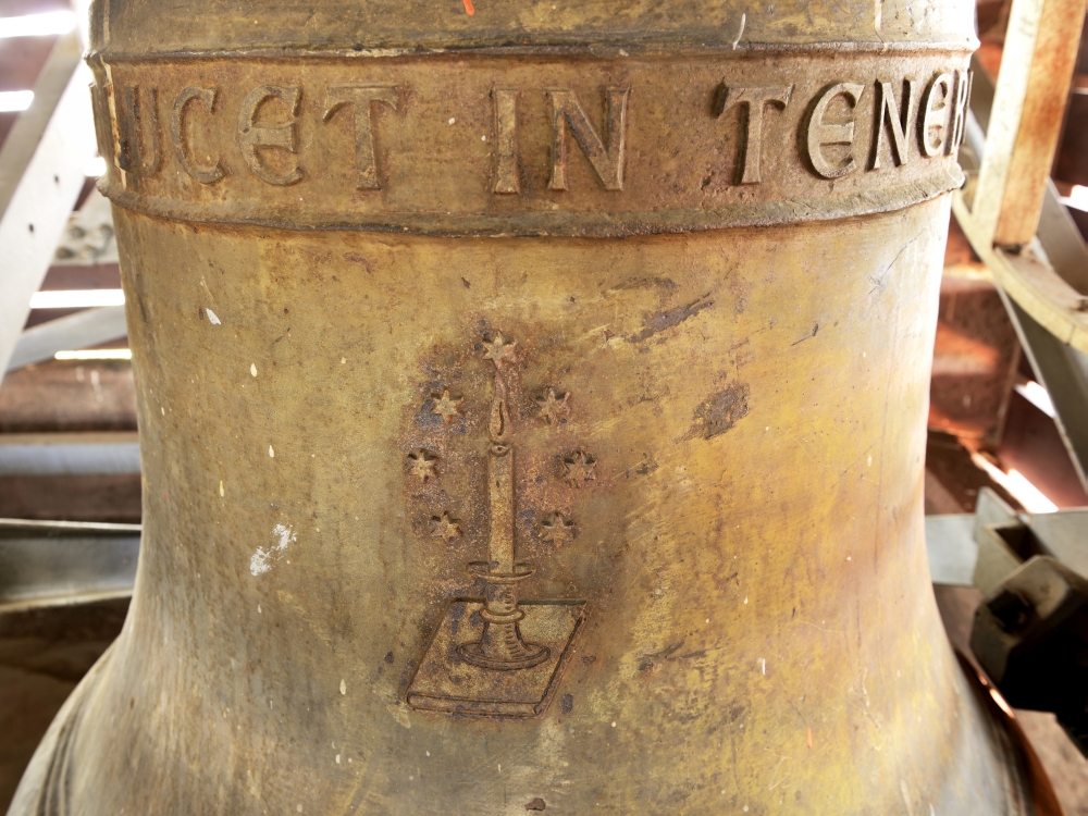 Die Betglocke  Die Betglocke ruft am Morgen, Abend und beim Vaterunser zum Gebet. Sie trägt das Waldenserwappen und die Worte:  „LUX LUCET IN TENEBRIS“ („Das Licht leuchtet in der Finsternis“).