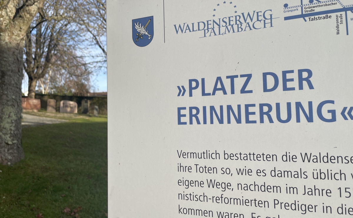 Waldenserweg Palmbach. Stele 10, "Platz der Erinnerung" am Friedhof