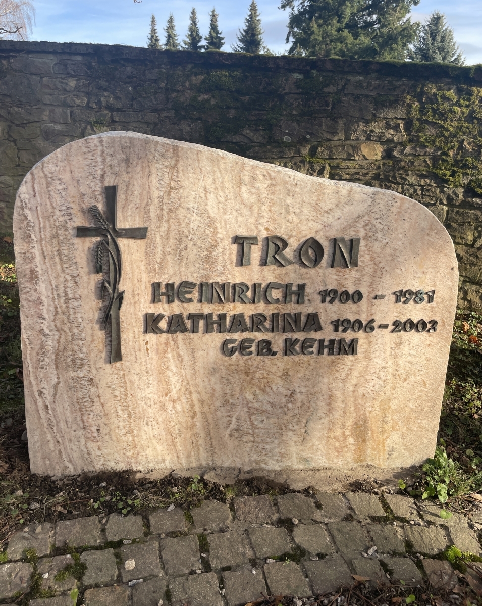 Waldenserweg Palmbach "Platz der Erinnerung" Grabstein von Heinrich und Katharina TRON.
